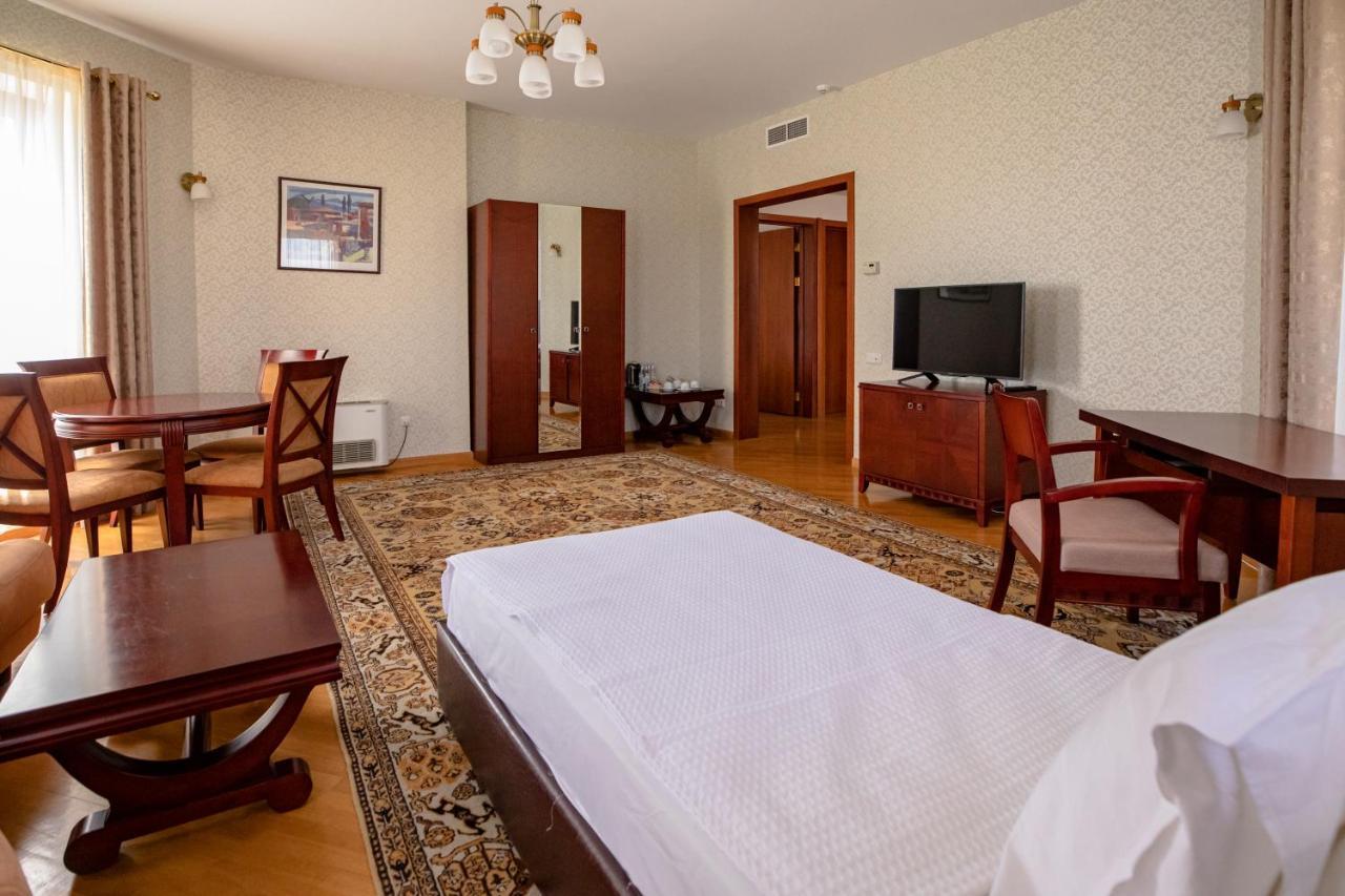 Latar Hotel Erivan Exterior foto