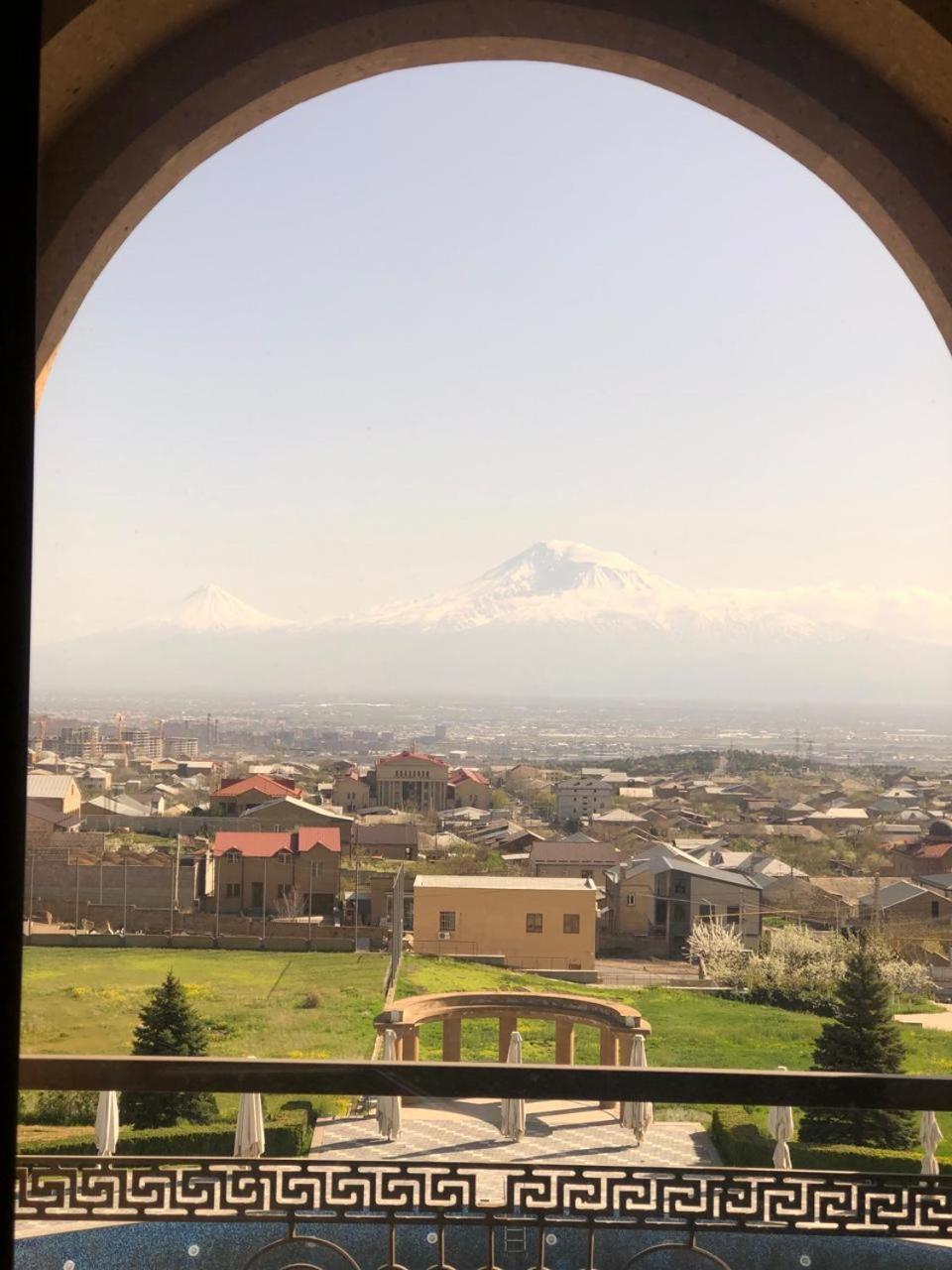 Latar Hotel Erivan Exterior foto