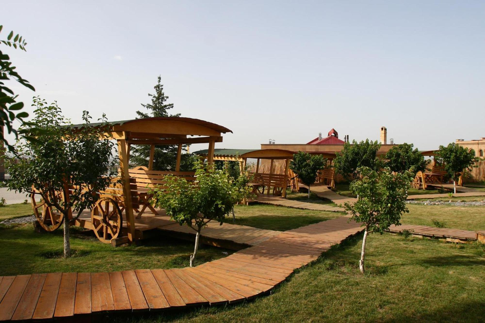 Latar Hotel Erivan Exterior foto